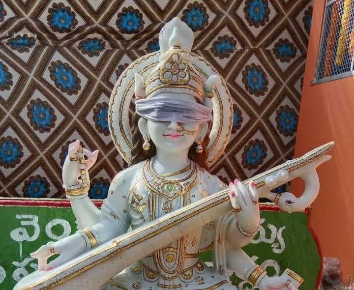బడికి పూర్వ విద్యార్థుల కానుక - Udayam