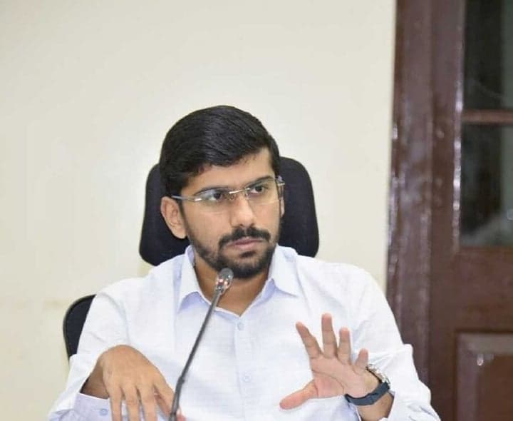 మట్టి వినాయకుడిని పూజిద్దాం: జిల్లా కలెక్టర్ - Udayam