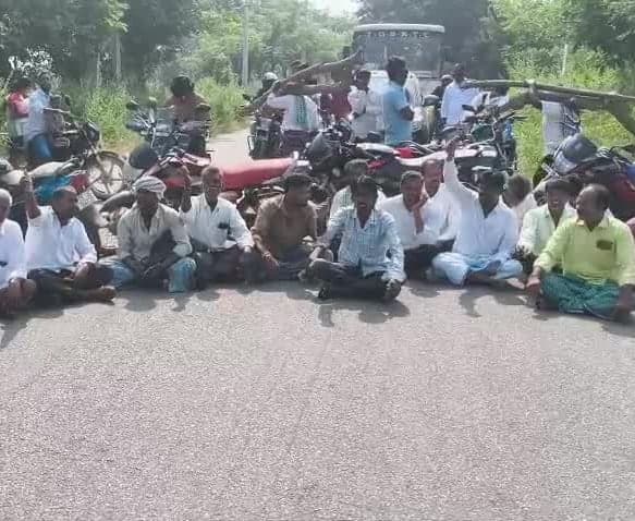 నాణ్యమైన విద్యుత్‌ కోసం రైతుల రాస్తారోకో - Udayam