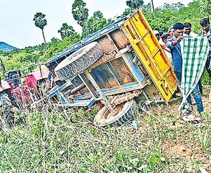 ఇసుక ట్రాక్టర్‌ బోల్తా.. ఇద్దరు కూలీల మృతి - Udayam Digital