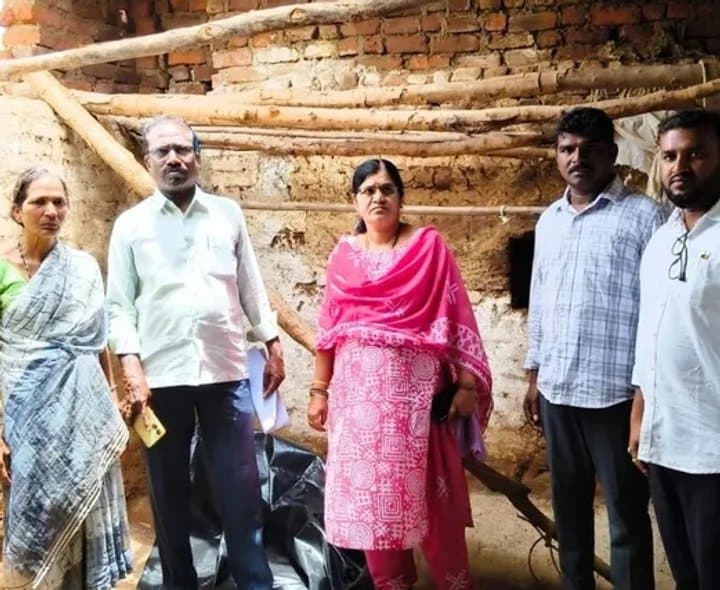 వర్ష నష్టాన్ని పరిశీలించిన తహసీల్దార్