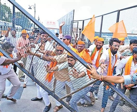ట్యాంక్‌బండ్‌పై నిమజ్జన ఆందోళన.. ఉత్సవ సమితి నేతల అరెస్ట్
