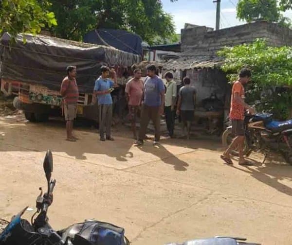 ఆళ్లపల్లిలో బురదమయమైన రహదారి - Udayam Digital