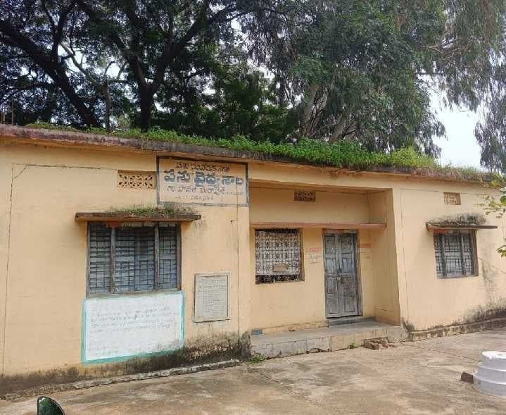 10 గంటలైనా తెరుచుకోని పశువైద్యశాల - Udayam