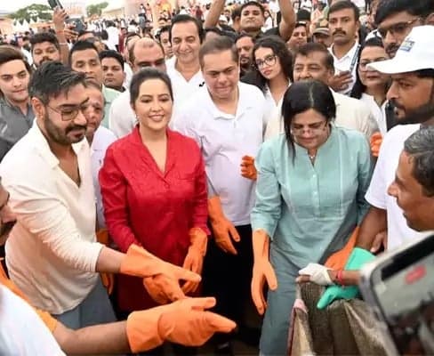బీచ్‌ను శుభ్రం చేసిన సీఎం భార్య, కుమార్తె