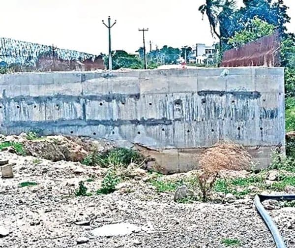 వంతెనల కోసం వరద కష్టాలు