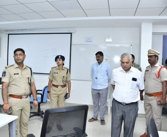 టీజీపీఎస్సీ పరీక్షా కేంద్రాన్ని పరిశీలించిన జిల్లా ఎస్పీ