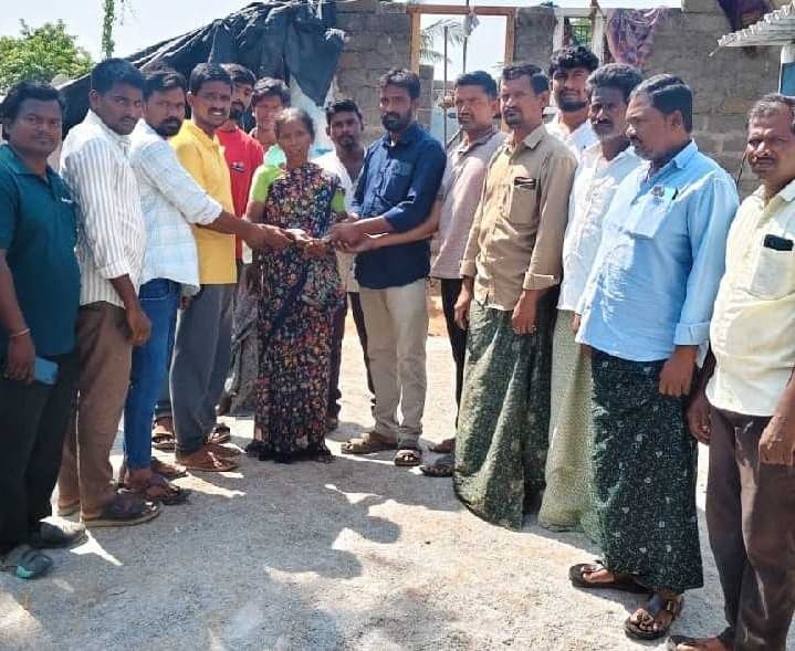 మల్దకల్‌లో మెకానిక్ కుటుంబానికి ఆర్థిక సాయం - Udayam