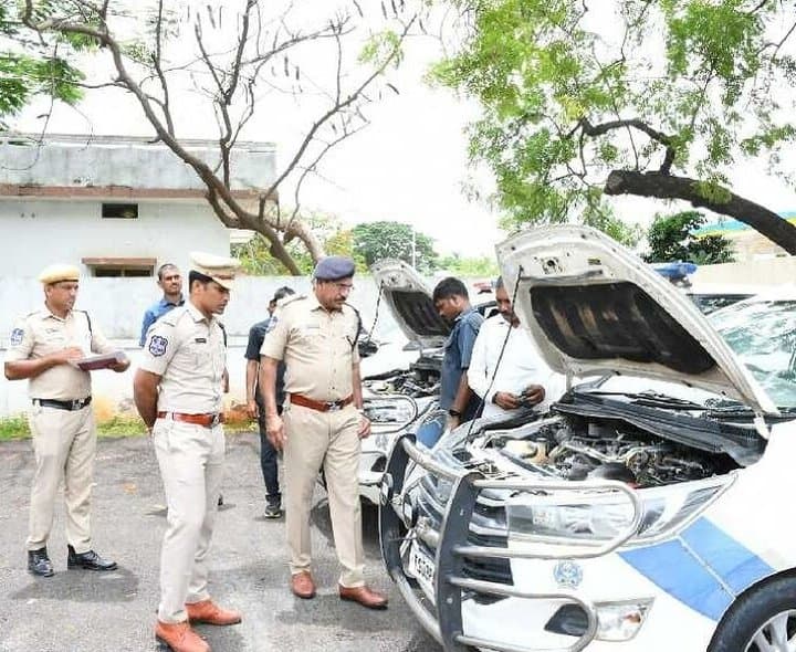 పోలీసు వాహనాలను తనిఖీ చేసిన అదనపు ఎస్పీ