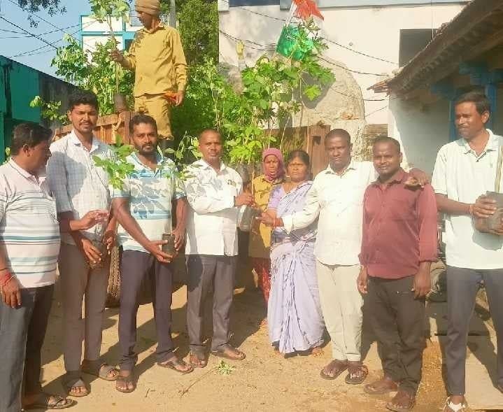 మగ్ధూంపూర్‌లో ఇంటింటికీ మొక్కల పంపిణీ - Udayam
