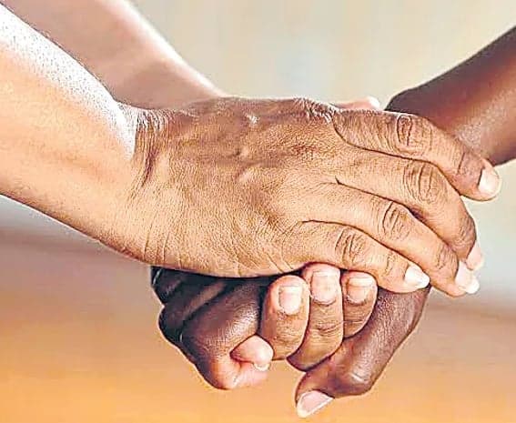 ఆవేదన విందాం.. ఆదరణ అవుదాం
