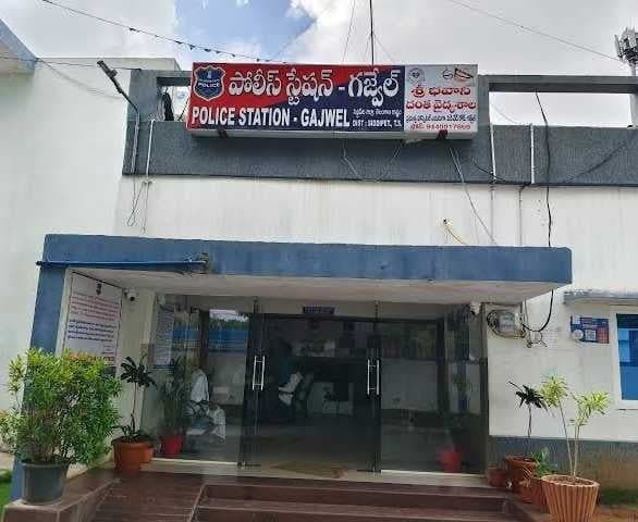 పోలీసులతో వాగ్వాదం.. ముగ్గురిపై కేసు - Udayam