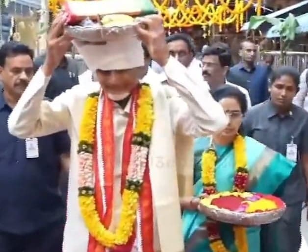 దుర్గమ్మకు చీర, సారె సమర్పించిన చంద్రబాబు దంపతులు