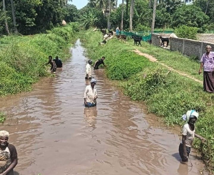 కాలువ శుభ్రతకు నడుంబిగించిన రైతులు