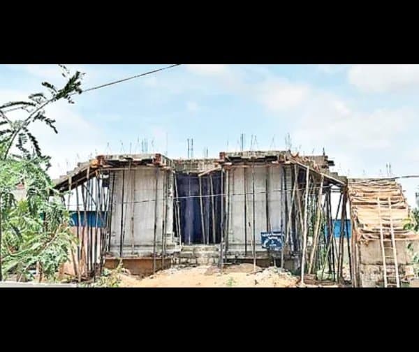 ఆలూరు చెరువులో అక్రమ నిర్మాణాలు