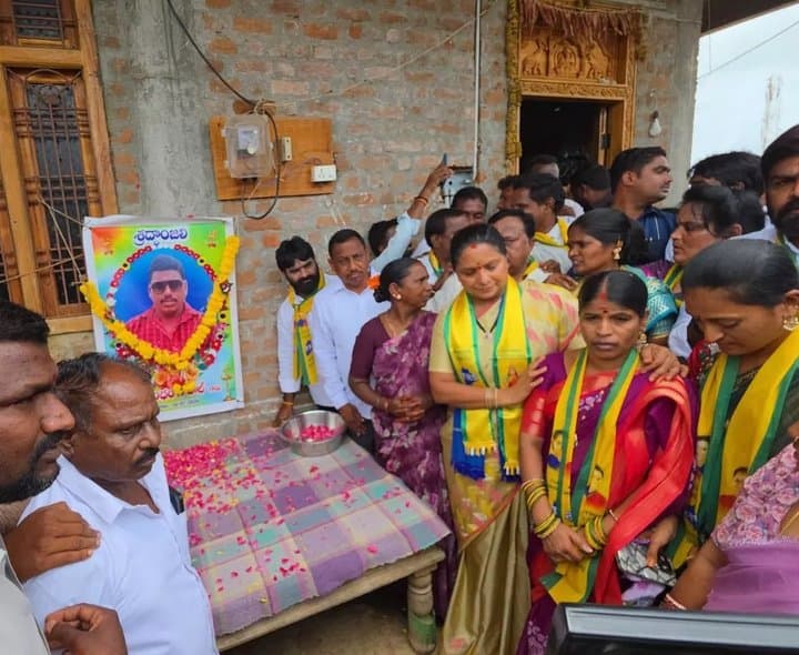 నేరెళ్ల బాధిత కుటుంబాలకు రూ.కోటి పరిహారం ఇవ్వాలి: కవిత