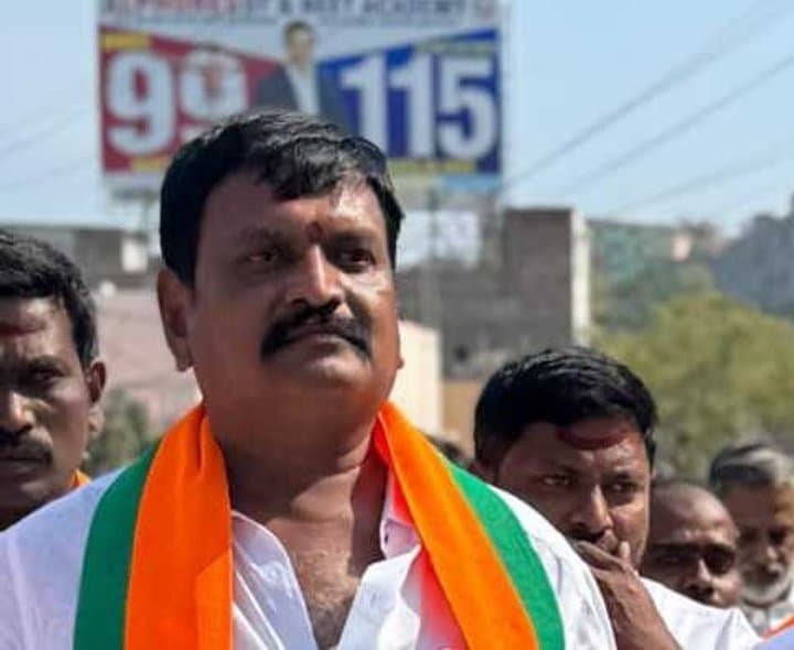 ఫీజు బకాయిలపై బీజేపీ దీక్ష
