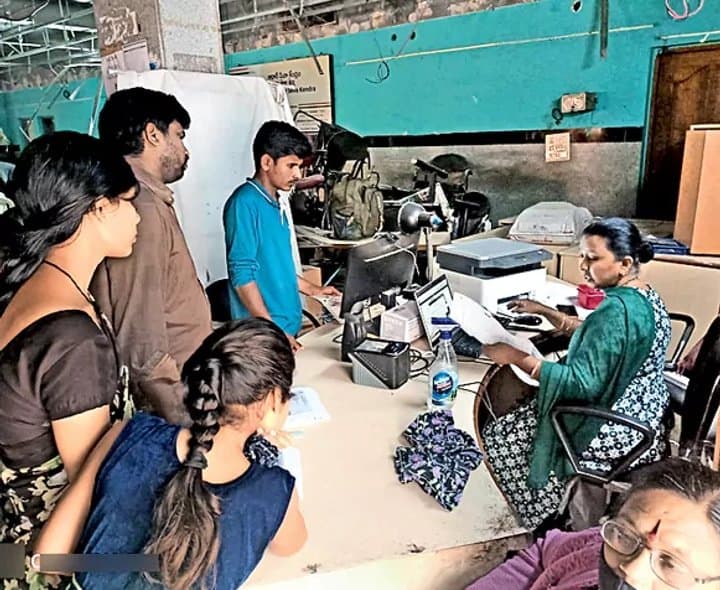 ఇందిరమ్మ ఇళ్లకు ఆధార్ చిక్కులు