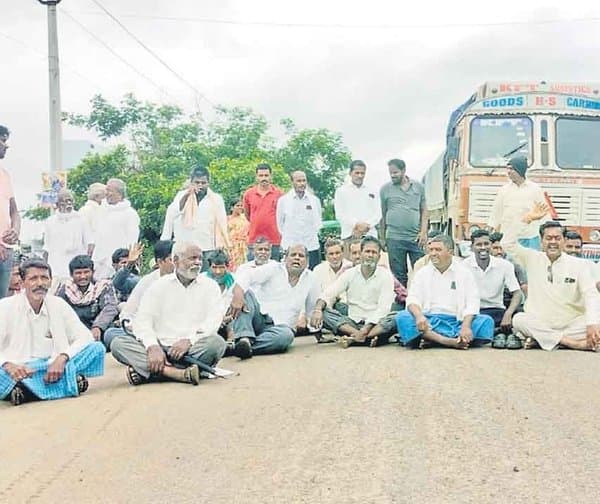 యూరియా కోసం రైతుల నిరసన: యాప్‌ రద్దుకు డిమాండ్ - Udayam Digital