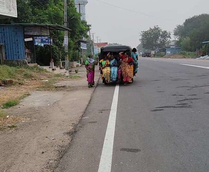 నర్సంపేటలో ప్రమాదకరంగా కూలీల ప్రయాణం - Udayam