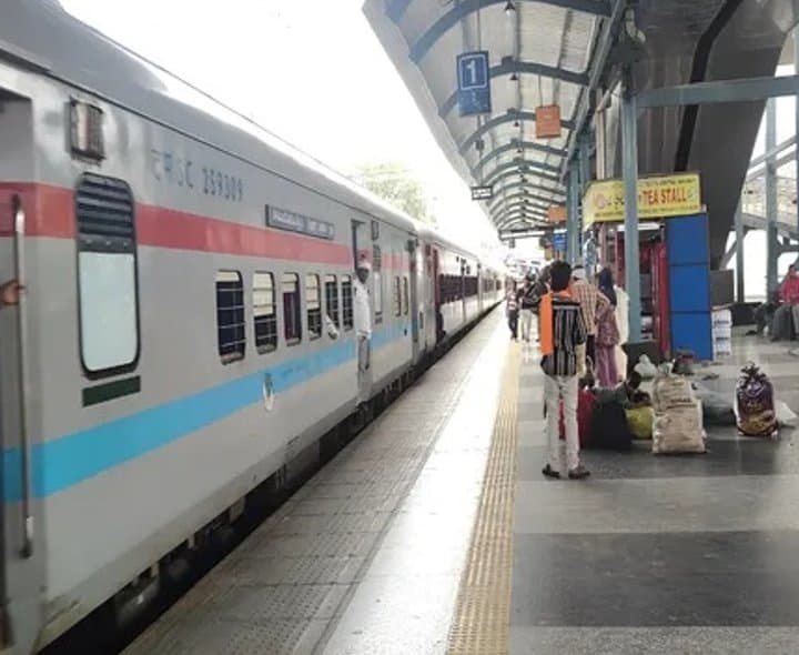 ప్లాట్‌ఫాం టికెట్‌పై 2 గంటల పరిమితి