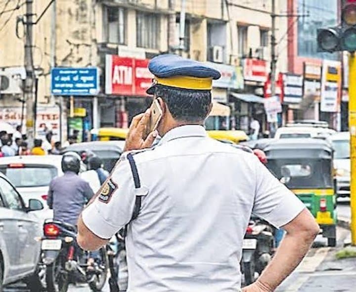 ట్రాఫిక్ పోలీసులకు సెల్‌ఫోన్ నిషేధం - Udayam Digital
