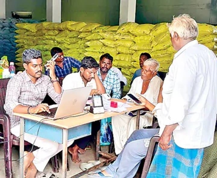 డీఏపీ పంపిణీపై రైతుల ఆందోళన