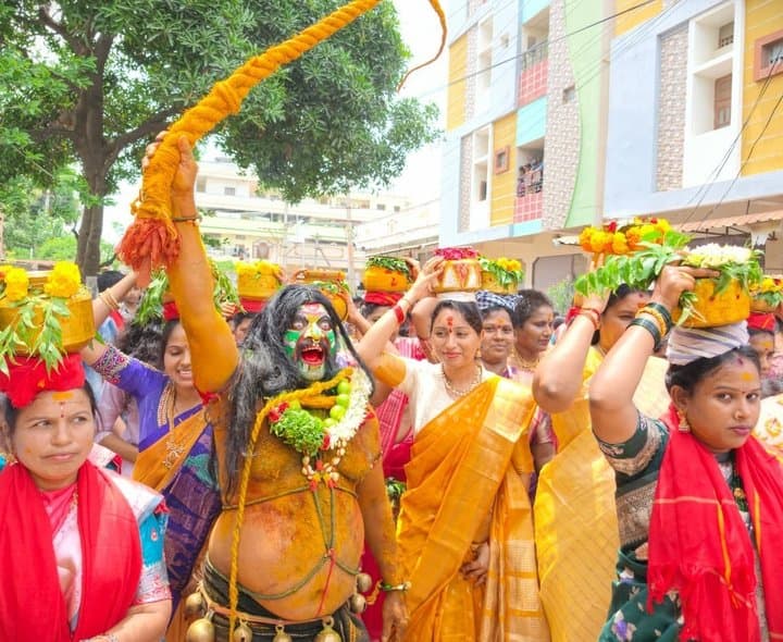 పోచమ్మ బోనాల పండుగ పాల్గొన్న భోగ శ్రావణి