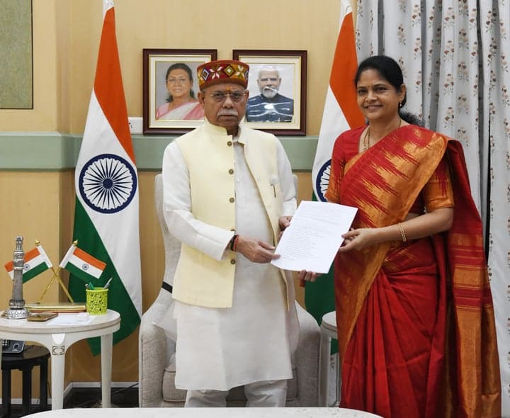 గవర్నర్‌తో మహిళా కమిషన్ చైర్‌పర్సన్ నెరెళ్ల శారద భేటీ - gallery image 2