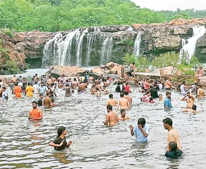 బొగతకు పర్యాటకుల వెల్లువ