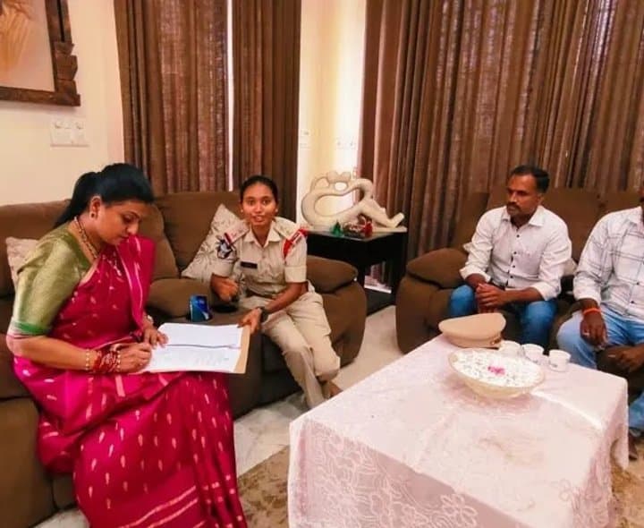 రోజాకు పోలీసుల నోటీసులు - Udayam Digital