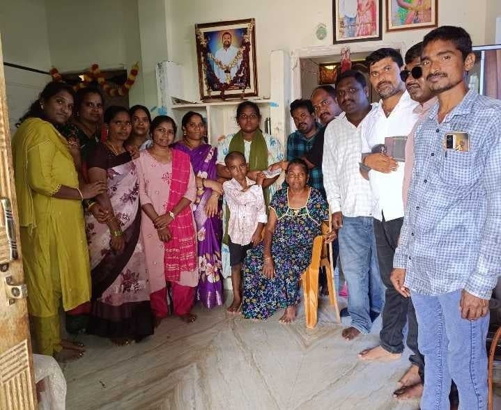 బాధిత కుటుంబానికి బాల్యమిత్రుల భరోసా