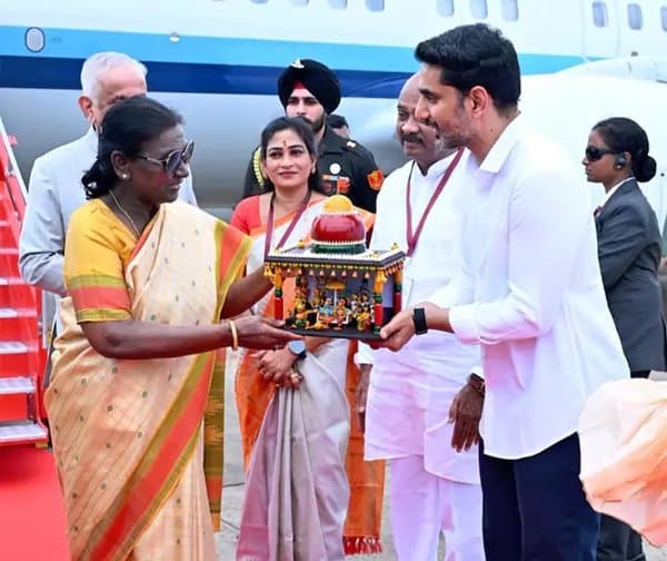 విశాఖలో రాష్ట్రపతి ముర్ముకు ఘన స్వాగతం