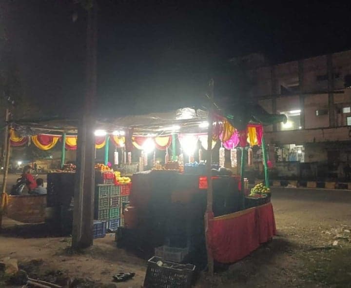 బెల్లంపల్లిలో అక్రమ షాపులపై చర్యలు తీసుకోవాలి - Udayam