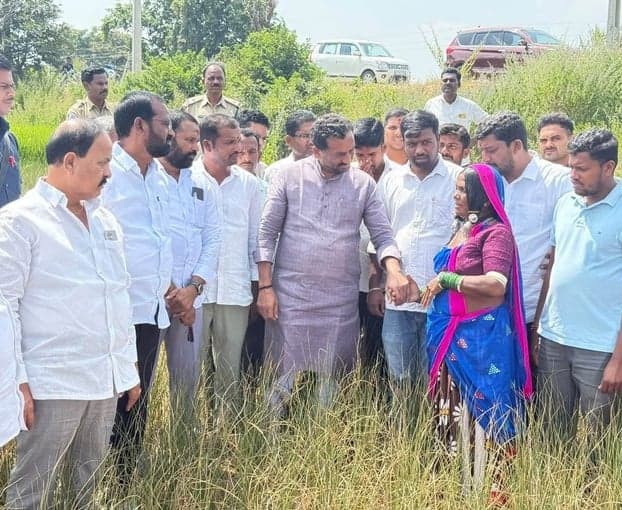 విద్యుత్ కోతలతో ఎండిన వరి పంటలను పరిశీలించిన రఘునందన్ రావు - Udayam