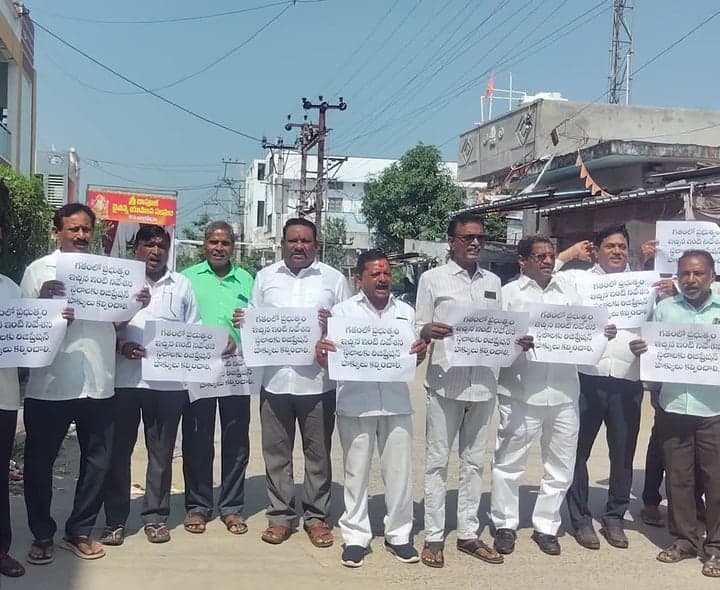 బివై నగర్‌ పట్టాలకు రిజిస్ట్రేషన్‌ హక్కులు కోరుతూ నిరసన - Udayam