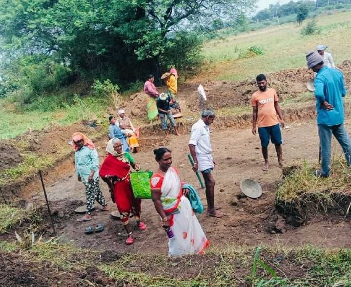 వేలేరులో ఇంకుడు గుంతల నిర్మాణం వేగవంతం - Udayam