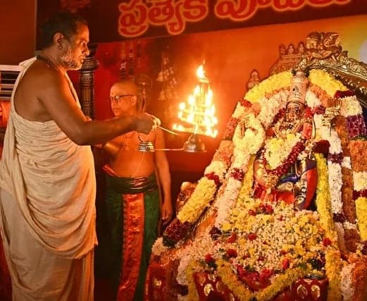 ఇంద్రకీలాద్రిపై రాజరాజేశ్వరి దేవి దర్శనం - Udayam