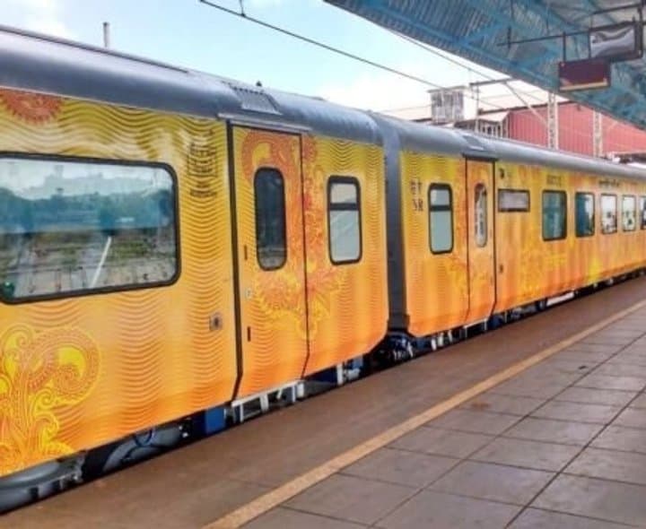 తేజస్ ఎక్స్‌ప్రెస్‌కు స్ప్రైట్ బ్రాండింగ్