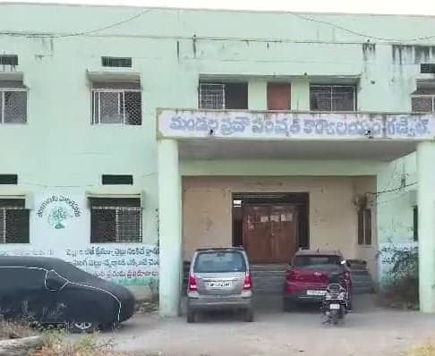 గజ్వేల్ పాత ఎంపీడీవో ఆఫీస్‌.. పార్కింగ్ అడ్డా - Udayam