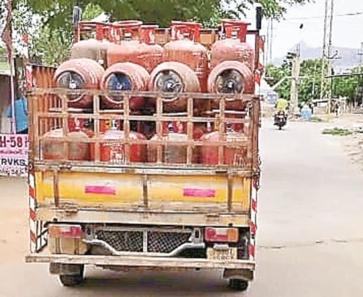 గ్యాస్ సిలిండర్లపై అదనపు వసూళ్ల దోపిడీ