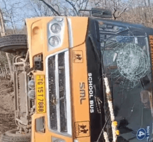 "తీర్థయాత్రలో విషాదం: నియంత్రణ కోల్పోయి యాత్రికుల బస్సు బోల్తా, ఎనిమిది మందికి గాయాలు."