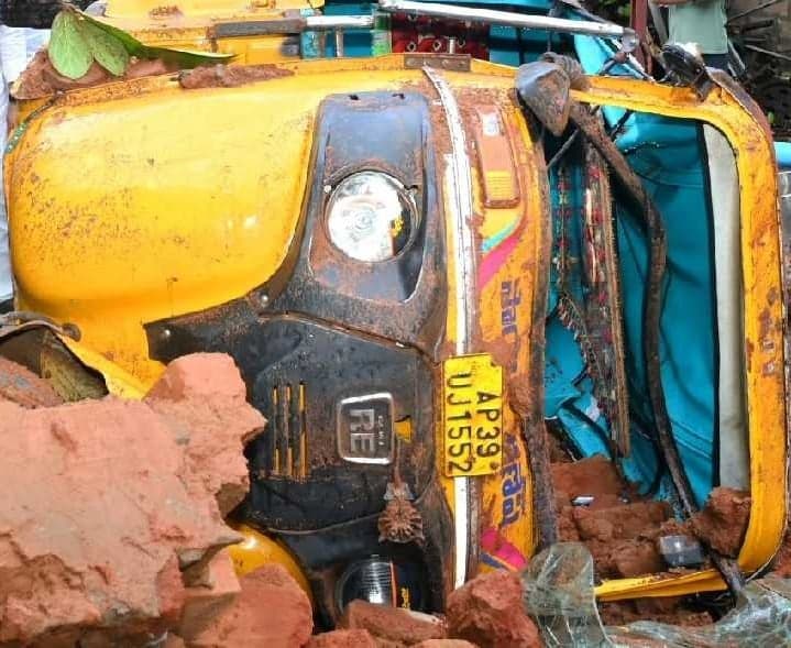 తుఫాన్‌తో సామర్లకోటలో భారీ నష్టం - Udayam