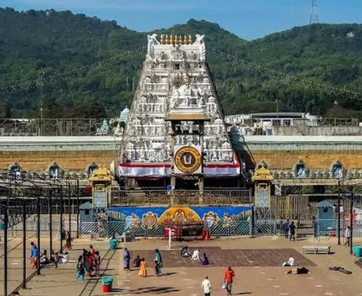 తిరుమలలో సర్వదర్శనానికి 18 గంటలు సమయం