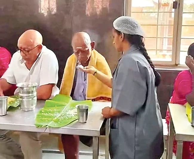 దివ్యాంగ భక్తుడికి అన్నదానం.. ఉద్యోగిని అభినందించిన సీఎం