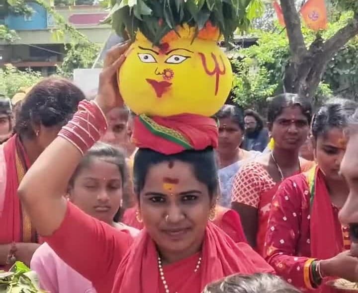 రొంపికుంటలో దుర్గామాతకు ఘనంగా బోనాలు - Udayam