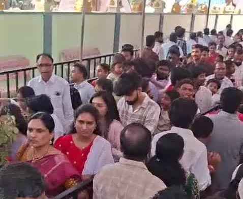 నిర్మల్‌లో భక్తులతో కిటకిటలాడిన ఆలయం - Udayam