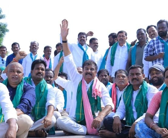 దుబ్బాకలో 24 గంటల ఉచిత విద్యుత్ కోసం బీఆర్‌ఎస్ రైతు ధర్నా