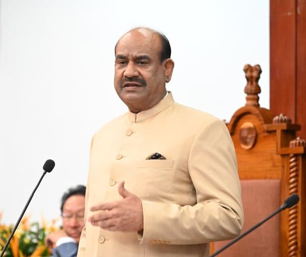 లోక్‌సభ స్పీకర్‌తో శివసేన ఎంపీల అత్యవసర భేటీ - Udayam Digital