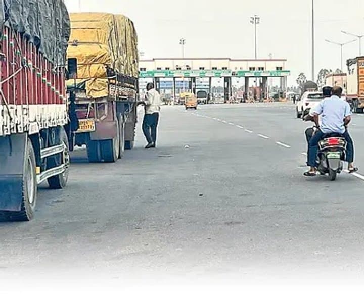 జాతీయ రహదారిపై అక్రమ పార్కింగ్.. ప్రమాదాలకు కారణం
